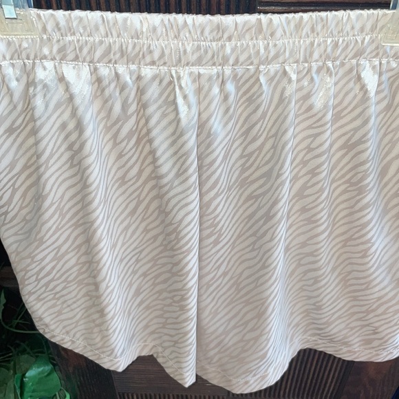 Glam Satin Shorts Pleated Hi Waist 3” Rise Ivory Animal Print New w/Tags Sz M - Picture 3 of 12
